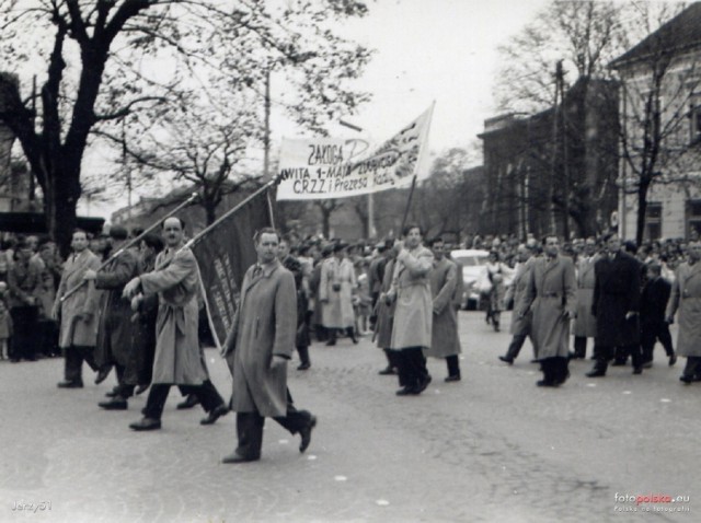 1956, Ulica Żeromskiego. Pochód 1-go Maja. Zdjęcie wykonane z ulicy Słowackiego.



Zobacz, jak wyglądały pochody pierwszomajowe w Radomiu organizowane w czasach PRL.
