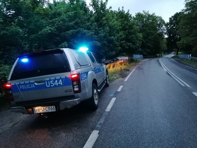 Co wydarzyło się na drodze Sieraków - Kaczlin? Auto osobowe uderzyło w bariery ochronne, a kierowcy nie znaleziono na miejscu zdarzenia.