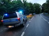 Co wydarzyło się na drodze Sieraków - Kaczlin? Auto osobowe uderzyło w bariery ochronne, a kierowcy nie znaleziono na miejscu zdarzenia