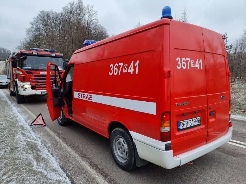 Wypadek w Reczpolu. Dacia zderzyła się z audi. Oba auta wypadły z drogi [ZDJĘCIA, WIDEO]