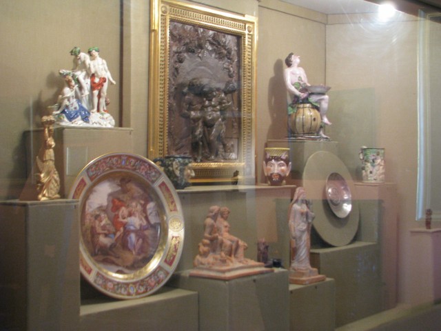 Jedna z gablot z eksponatami w ramach wystawy "Motywy mitologii w sztuce" w tarnogórskim Muzeum