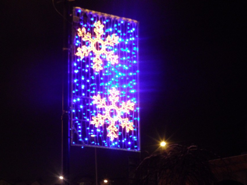 Kolorowe gwiazdki, dzwonki i lampki: ozdoby świąteczne już zdobią żorskie ulice. Zobacz zdjęcia!
