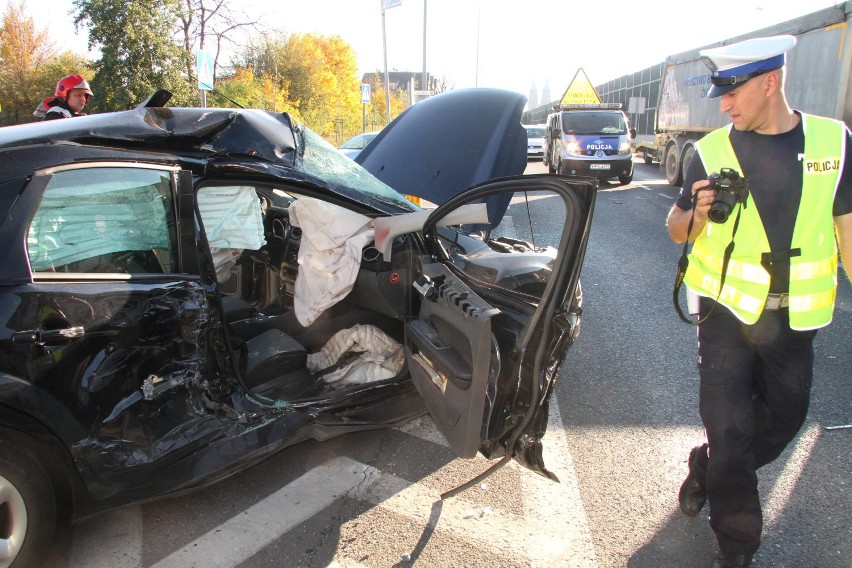 Kielce. Groźny wypadek na skrzyżowaniu Zagnańskiej i Okrzei. Są ranni