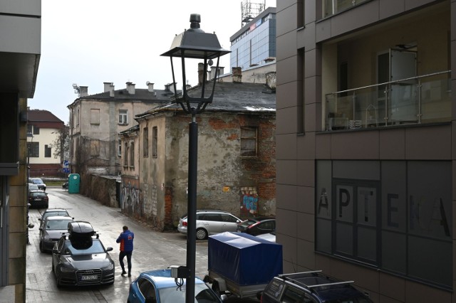 Ulica Cicha w Kielcach staje się urokliwym zakątkiem w centrum Kielc, zarówno w dzień, jak i w nocy. Remont zmierza do końca. Pojawiły się już stylizowane na przedwojenne, eleganckie  latarnie, które nadadzą klimat temu miejscu.