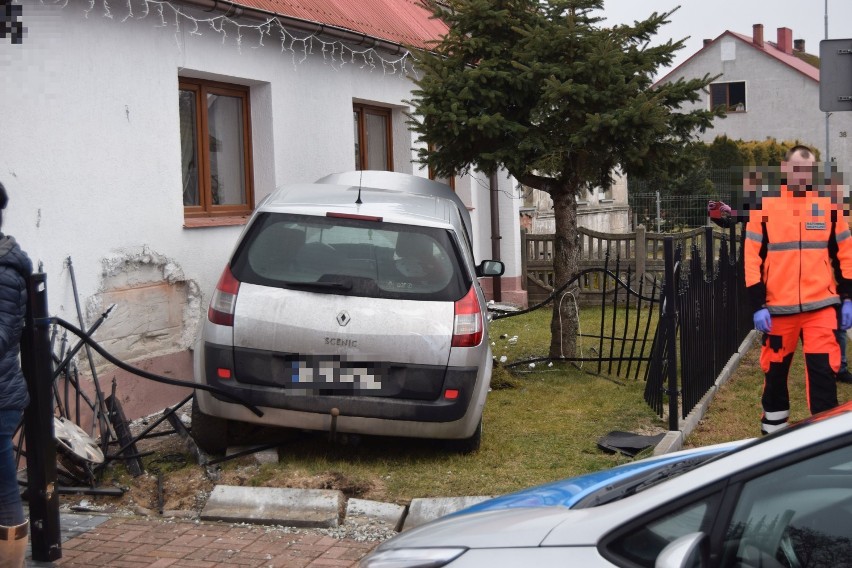 Samochód wjechał w dom w Turowie koło Szczecinka [zdjęcia]