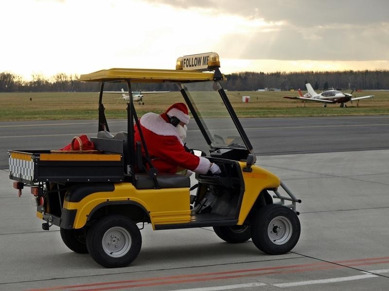 Mikołaje na wrocławskim lotnisku (ZDJĘCIA)