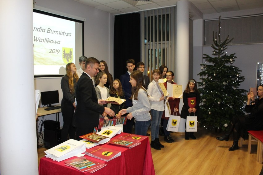 Stypendia Burmistrza Wasilkowa. Zdolni uczniowie zostali nagrodzeni (zdjęcia)