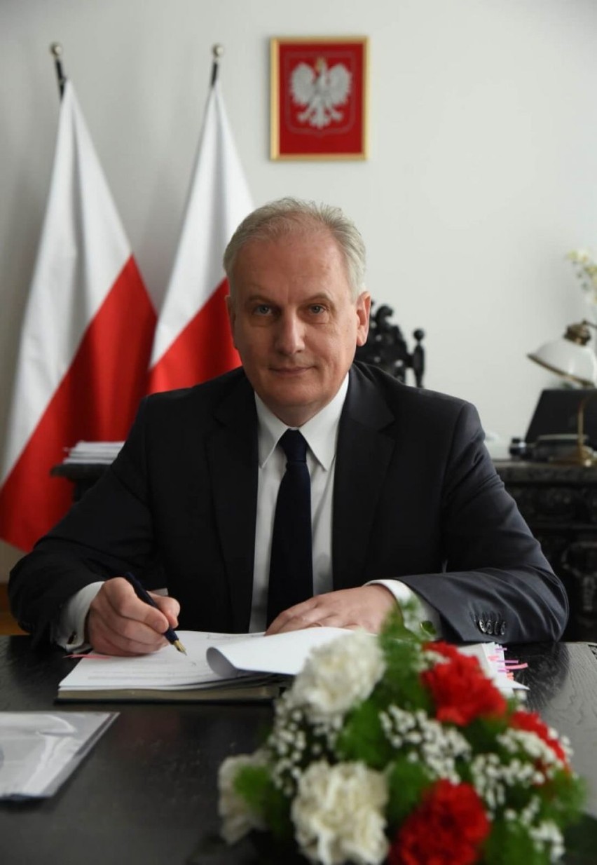 Wojewoda Dariusz Drelich podpisał umowy na dodatkowe zespoły...