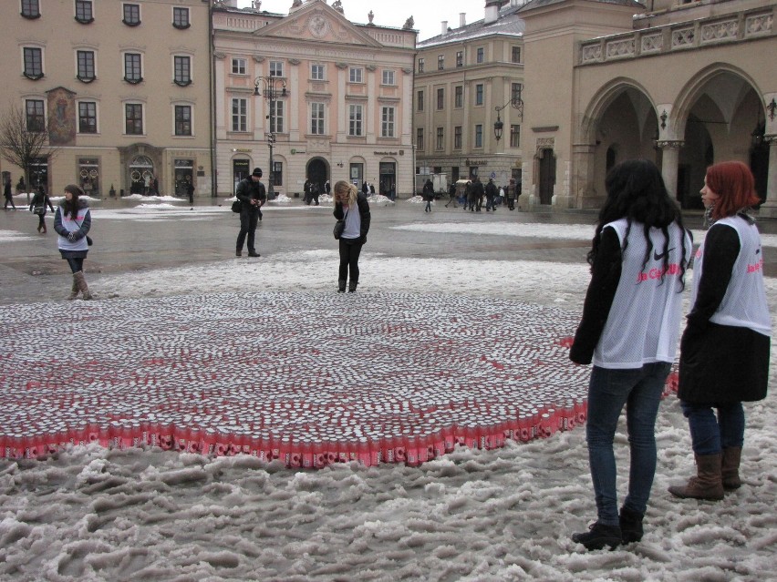 Walentynki 2013 Kraków: walentynkowe serce powstaje na Rynku Głównym [ZDJĘCIA]