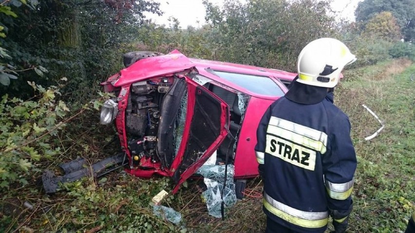 Dachowanie w Oszczeklinie. Kierowca samochodu był kompletnie...