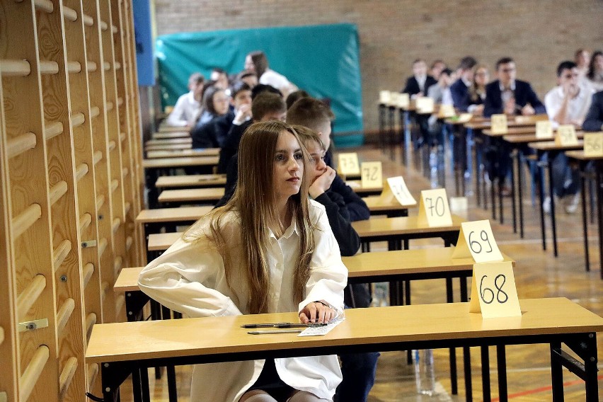 Dzisiaj Egzamin ósmoklasisty! 1415 uczniów zdaje go w Legnicy. zobaczcie zdjęcia