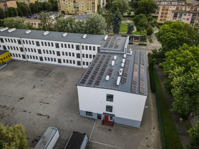 Szkoła Podstawowa numer 10 w Lesznie jest gotowa po remoncie. Obiekt ma między innymi instalacje fotowoltaiczną