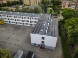 Szkoła Podstawowa numer 10 w Lesznie już gotowa po remoncie. Na dachu panele słoneczne