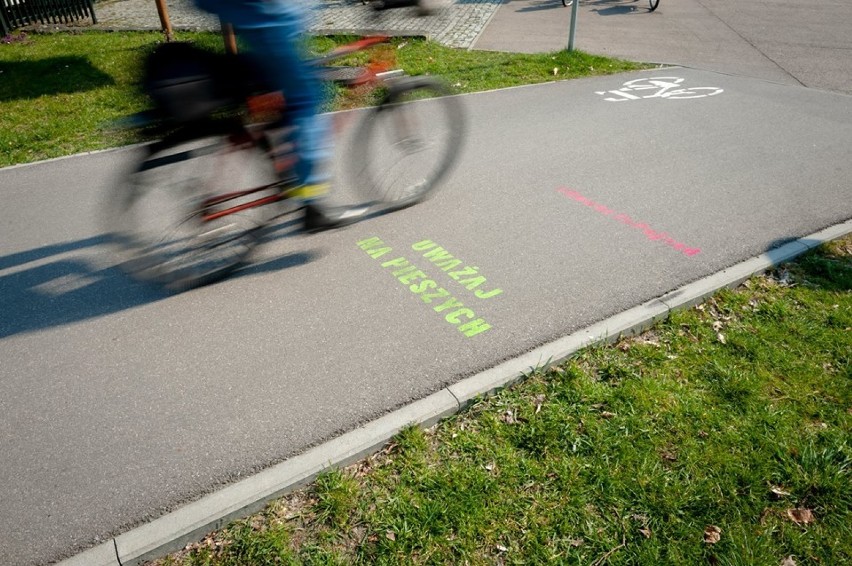 Rowerzyści, Warszawa. Na ścieżkach pojawiły się kolorowe...