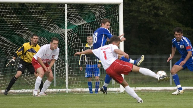 Mecz pomiędzy Górnikiem i MKS z 2007 r. Na zdjęciu piłkarz pierwszy z prawej to Robert Bubnowicz, obecnie trener wałbrzyszan.