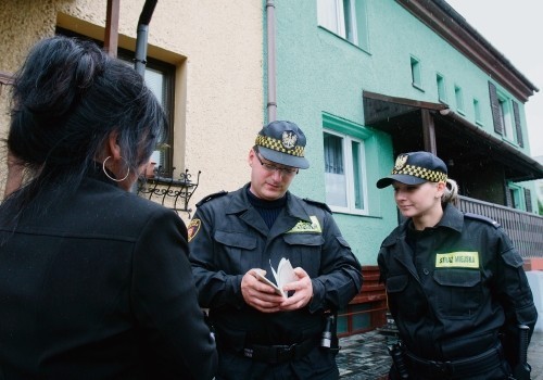 Strażnicy miejscy przypominają mieszkańcom o konieczności wykonania przyłączy.