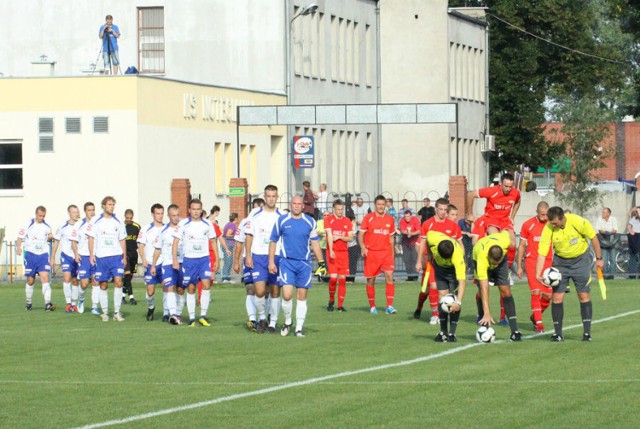 Tym razem, do Pakości zawitał beniaminek rozgrywek, Polonia Środa Wielkopolska (w czerwonych strojach). Fot. Marek Kaśk&oacute;w