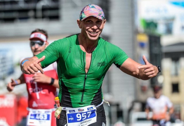 Na trasie niedzielnego triathlonu w Gdyni zawodniczki i zawodnicy rywalizowali w akwenie koło plaży w Śródmieściu. Następnie wyruszyli na trasy kolarskie i biegowe.