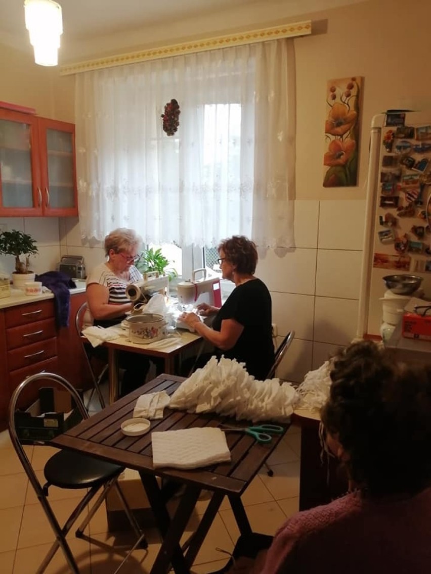 Klub Seniora Zacisze szyje maseczki dla szpitala w Skierniewicach [ZDJĘCIA]