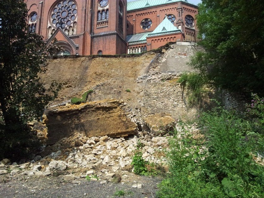 Stoją murem za murem kościoła św. Stanisława w Czeladzi