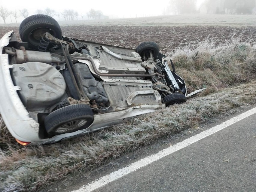 Samochód osobowy wywrócił się na górskiej drodze pod Limanową