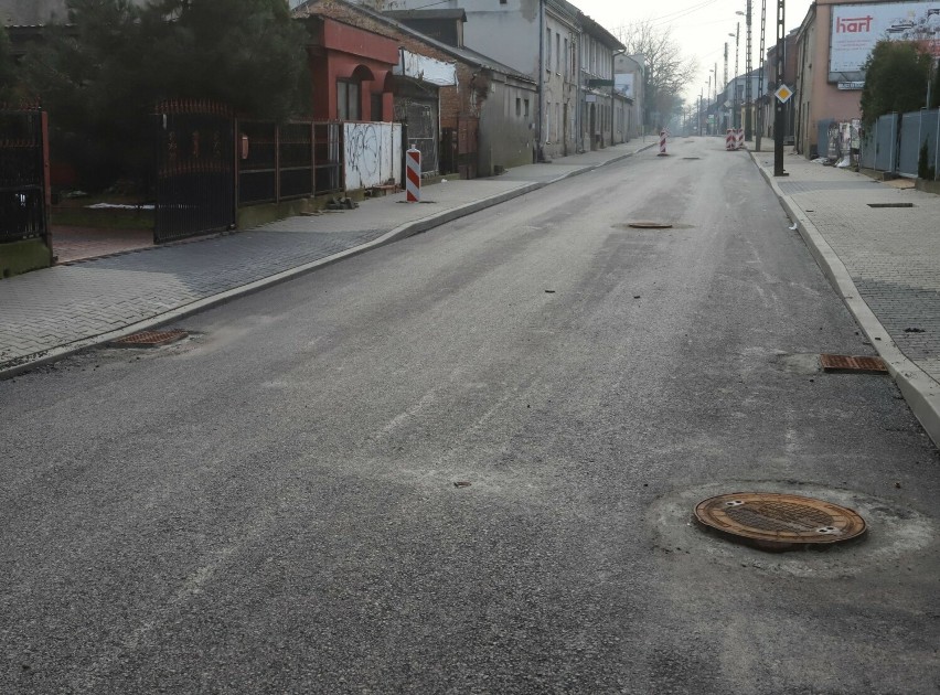 Coraz bliżej końca prac na ulicy Cymerysa-Kwiatkowskiego w Radomiu. Kładą asfalt, jednak nadal trzeba jechać objazdami 