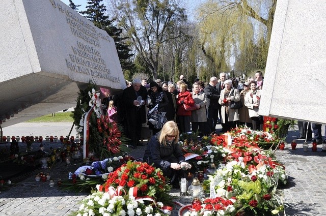 10 kwietnia przypadała II rocznica tragicznego wypadku lotniczego, w który zginął prezydent Lech Kaczyński oraz 95 innych osób. 
 
Po złożeniu wieńca i zapaleniu zniczy łowiczanie udali się na spacer po stołecznym cmentarzu. Role przewodnika po nekropoli pełnił burmistrz Łowicza, który z wykształcenia jest nauczycielem historii. 

Goście z Łowicza zwiedzili też fragment Starych Powązek.