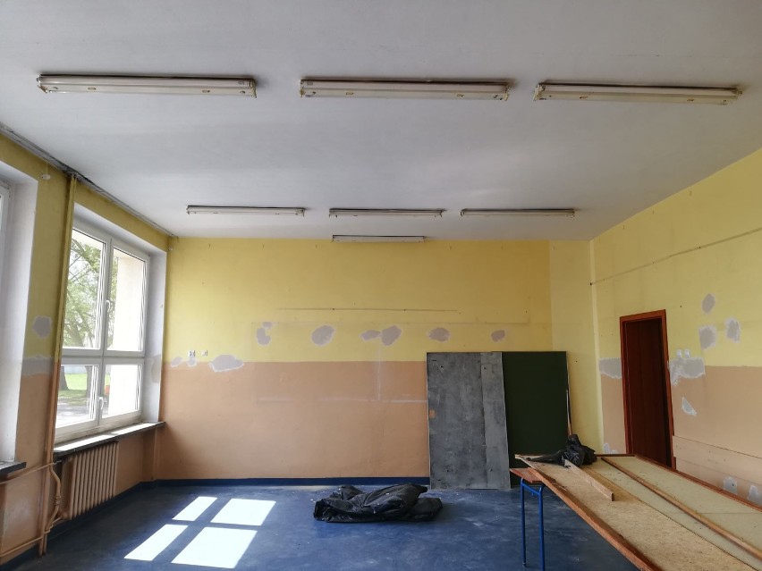 Pod nieobecność uczniów, wyremontowano dla nich salę lekcyjną