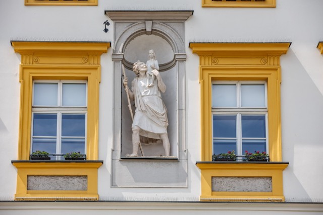 Po 230 latach św. Krzysztof powrócił na fasadę Pałacu Krzysztofory