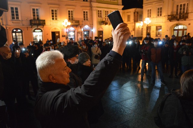 Protest ph. "Wolne media" przeciw lex TVN w Rynku Trybunalskim w Piotrkowie, 19.12.2021