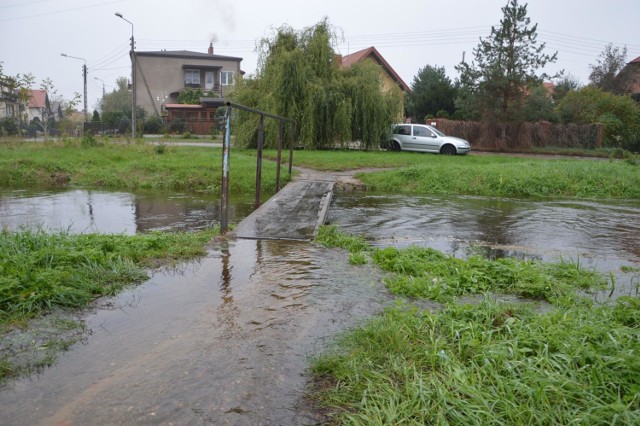 Skutki ulewnych deszczów Łowiczu widać szczególnie w sąsiedztwie cieków wodnych. Wody w rzece Uchance jest już tak dużo, że coraz trudniej dostać się kładką na osiedle Górki