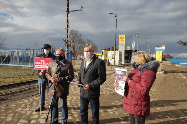 Poseł Tomasz Lenz (drugi z prawej) pytał w Rypinie o przyszłość Lotosu