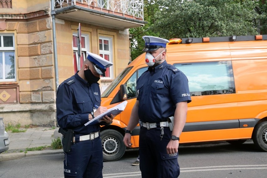 Za brak maseczki w samochodzie, zapłacimy 500 zł. W...