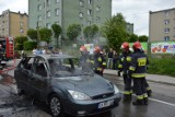 Pożar auta na ul. Piłsudskiego w Kartuzach. Zobacz zdjęcia z akcji i wideo