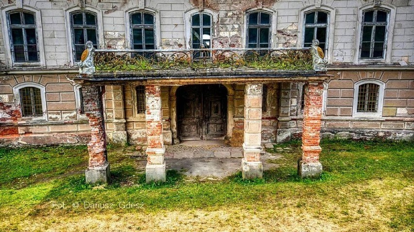 Jeden z najpiękniejszych pałaców w Polsce popada w ruinę. Zobacz, jak wygląda Pałac w Bożkowie