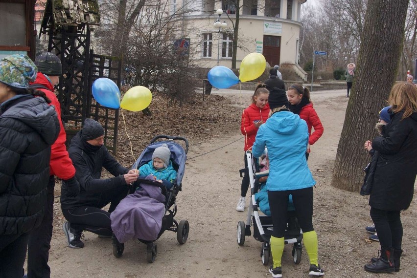 Kalisz biega dla Ukrainy. Charytatywny bieg w kaliskim parku miejskim. ZDJĘCIA