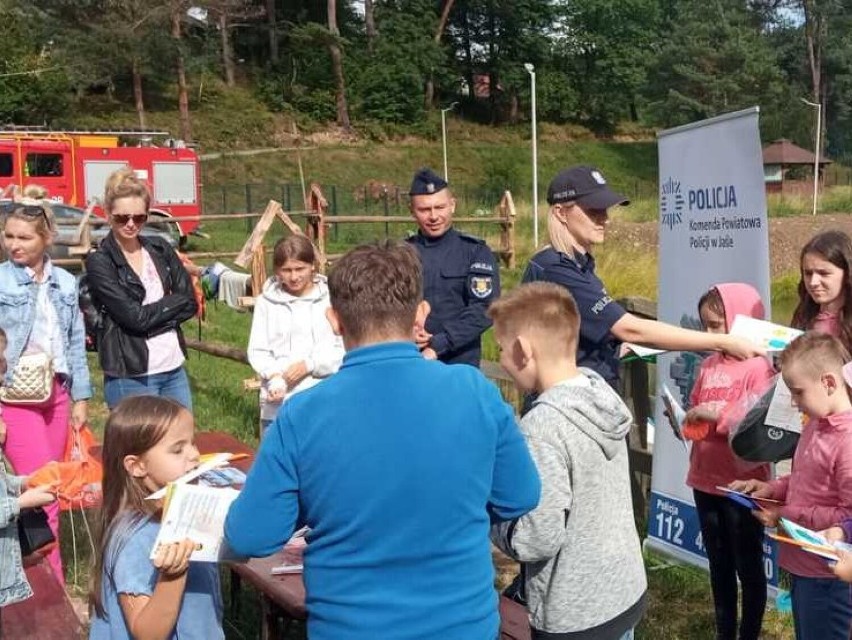 Policjanci i strażacy promowali w Krempnej bezpieczny wypoczynek nad wodą