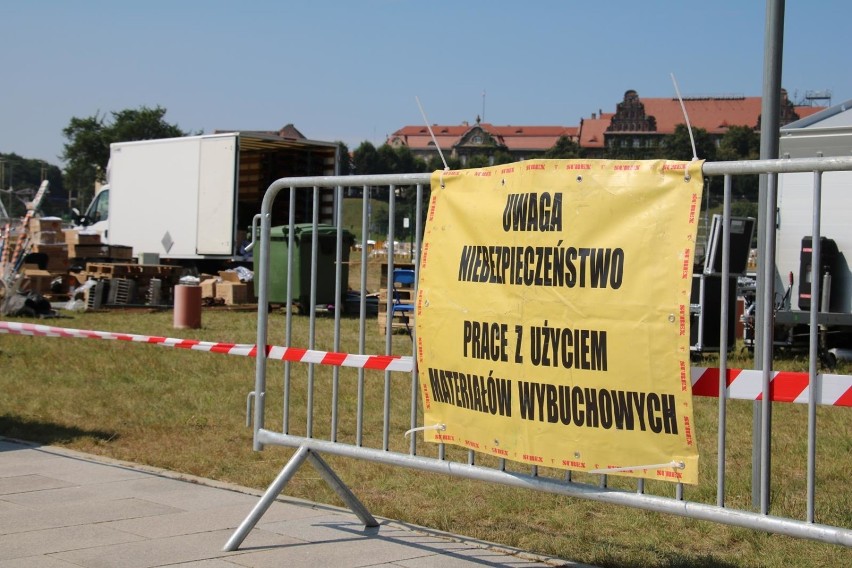 Przygotowania do festiwalu fajerwerków Pyromagic w...