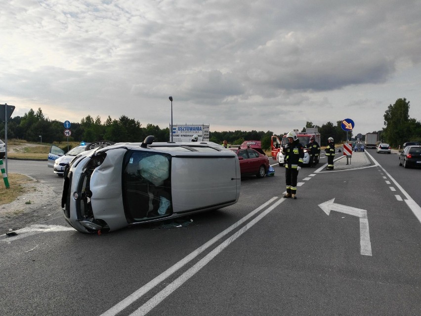 Wypadek na trasie Wągrowiec-Poznań. Pod Skokami zderzyły się dwa samochody [ZDJĘCIA]