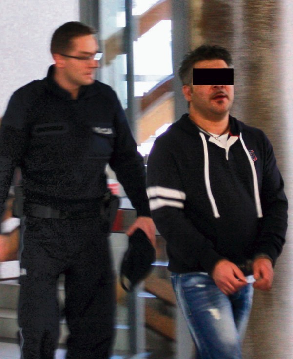 Oskarżony  Eryk Ł. w drodze na proces w krakowskim sądzie