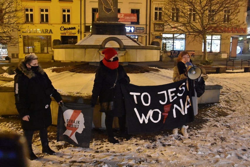 Strajk kobiet w Rybniku: "Rząd wyciąga kobiety na ulice by...