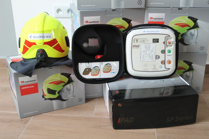 Hełmy i defibrylator dla jednostek OSP z gminy Sękowa