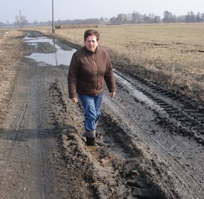 Helena Bosek jest zniecierpliwiona brakiem reakcji ze strony Urzędu Gminy w Pawonkowie