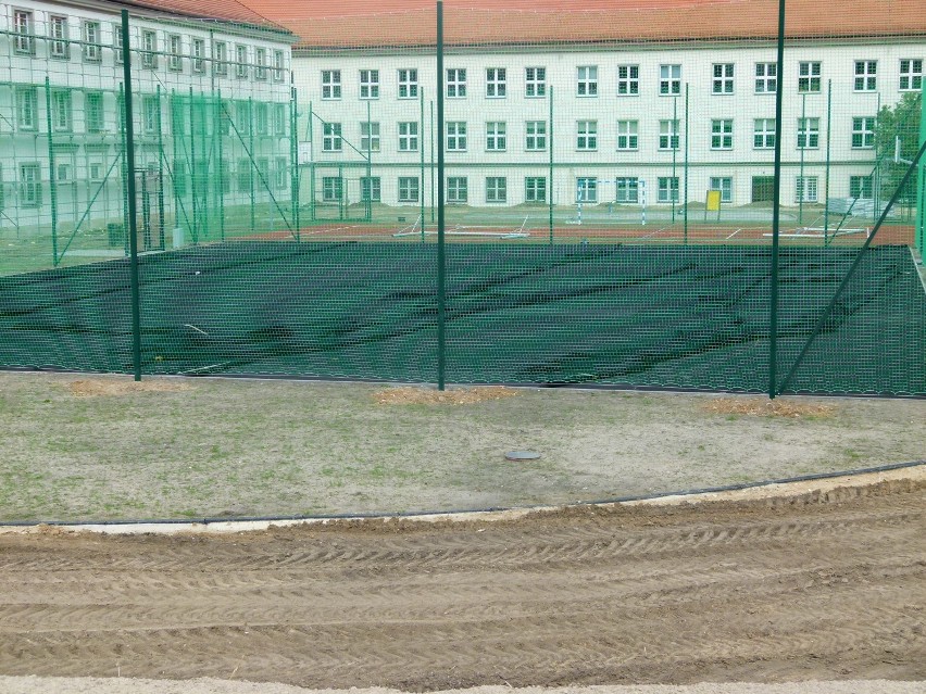 Przy II LO w Wieluniu trwa budowa boiska wielofunkcyjnego[Zdjęcia]