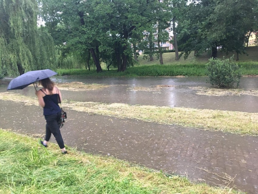 Potężna nawałnica nad Kielcami. Ciemno, ulewa i grad. Wylała Silnica! [ZDJĘCIA, WIDEO]