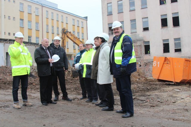 W roboczej naradzie przy remontowanej przychodni zdrowia udział wzięli: burmistrz Marek Długozima, Anna Imielska, prezes TCMZ, Zbigniew Zarzeczny, naczelnik Wydziału Techniczno-Inwestycyjnego, pracownicy Wydziału TI Stanisław Koszałko, Paweł Jędrzejewski, Ryszard Górski, kierownik Budowy ISB Budownictwo Sp. z o.o.