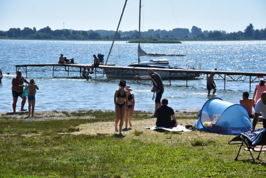 POWIDZ: W tym roku takiej niedzieli na jeziorze powidzkim jeszcze nie było! Zobaczcie oblężenie plaż i jeziora! [GALERIA]