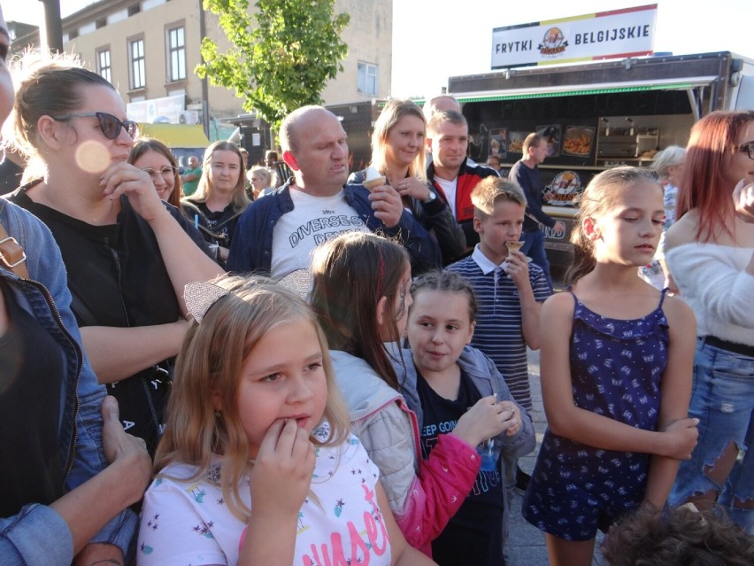 Niedziela na Przystanku Food Truck w Radomsku z konkursami i animacjami 5.09.2021 ZDJĘCIA