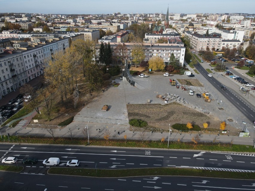 Trwa zazielenianie placu Pamięci Narodowej w Częstochowie