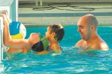 Gry i konkursy na hali sportowej, zajęcia z pływania na basenie... czyli ferie w Bełchatowie